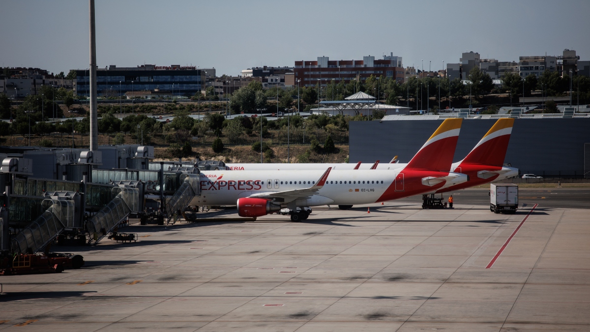 Dos aviones de Iberia en la pista de la terminal T4 del aeropuerto Adolfo Suárez-Madrid Barajas