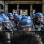 Antidisturbios franceses durante los disturbios en Francia