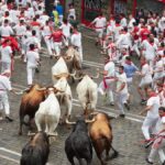 Multitud de personas corren durante el primer encierro de las Fiestas de San Fermín 2023