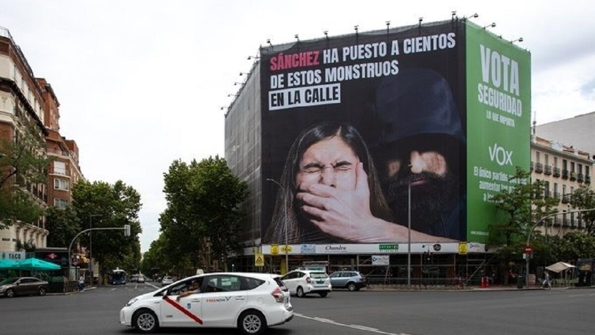 "Sánchez ha puesto a cientos de monstruos en la calle": la nueva lona que Vox ha colgado en Madrid