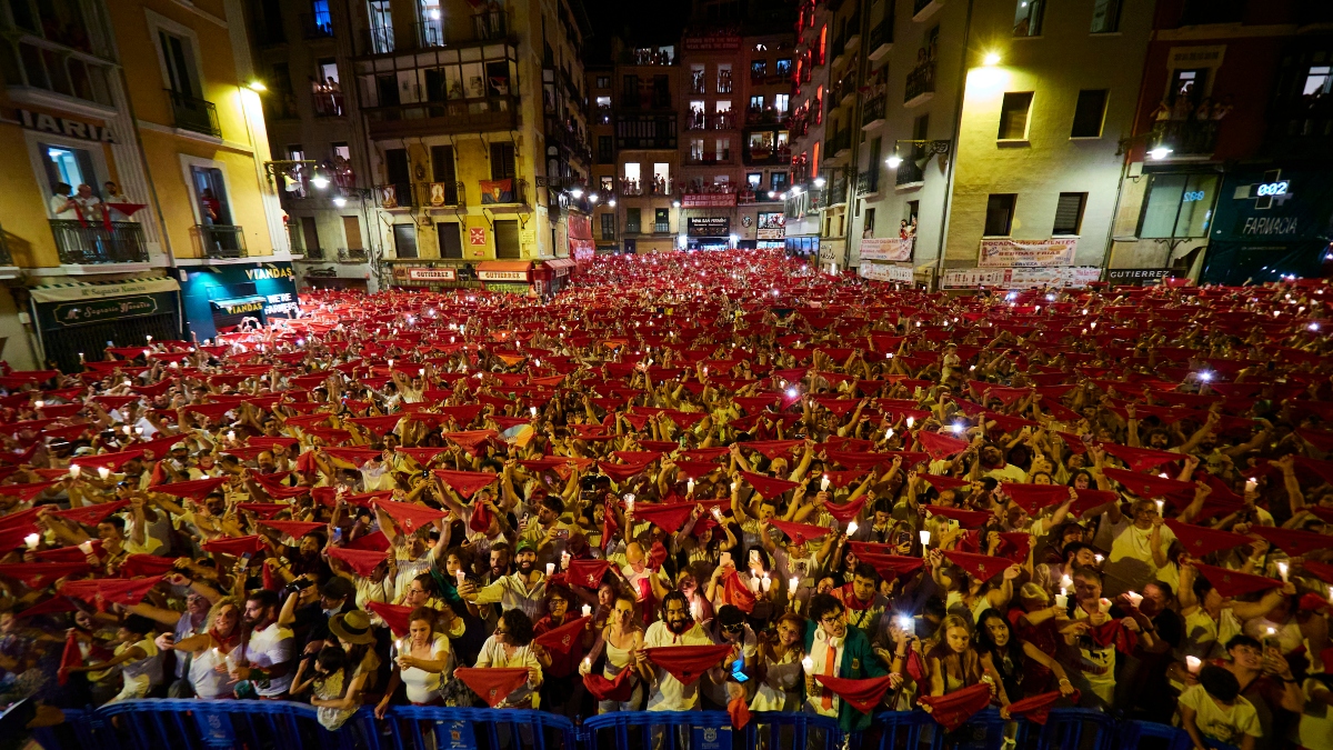 Un grupo de personas levantan sus pañuelos y sus velas durante el ‘Pobre de mí’ para decir adiós a las fiestas de San Fermín 2023