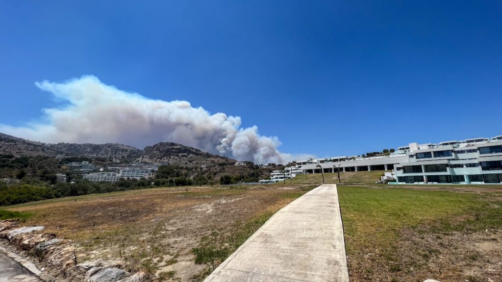 El enorme incendio de Rodas deja al menos 30.000 evacuados en los últimos días