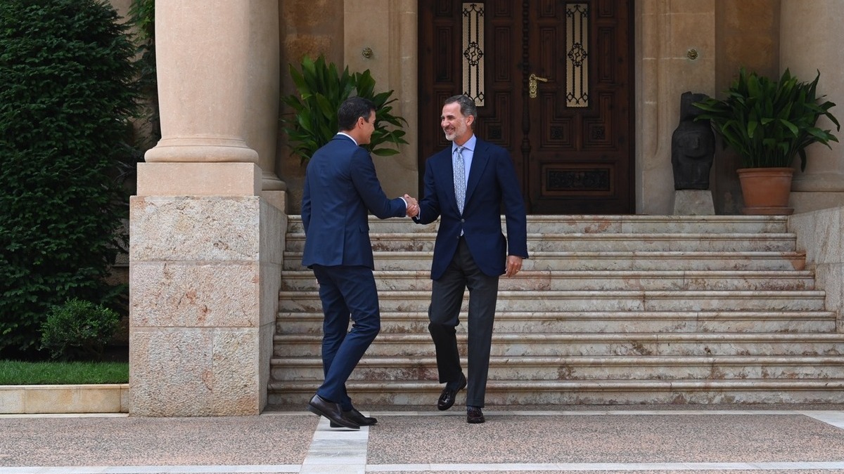 El presidente del Gobierno en funciones, Pedro Sánchez (i), y el rey Felipe VI, en Marivent, en 2019.