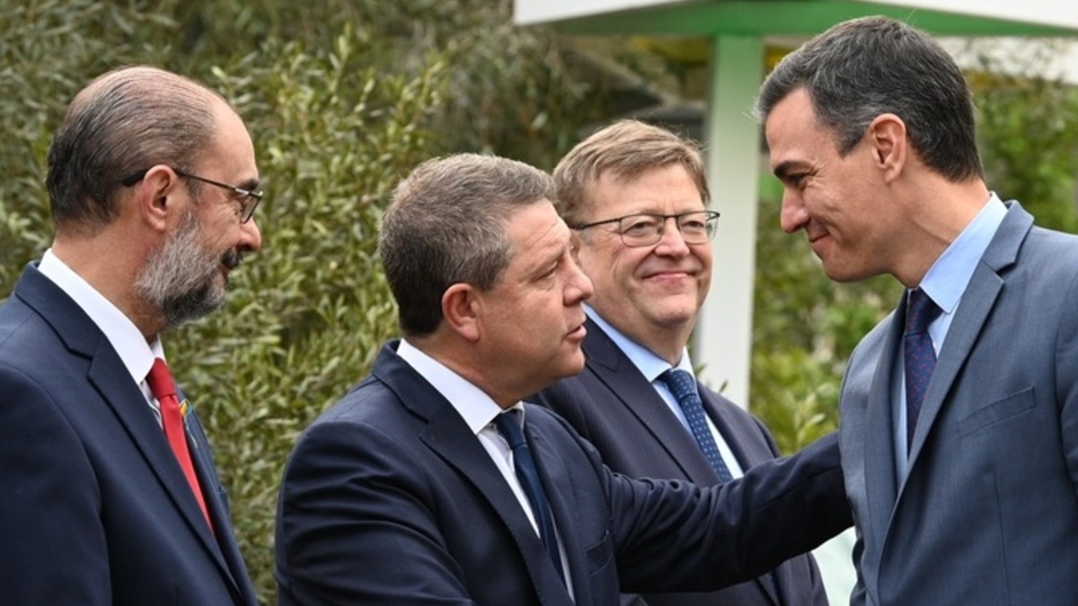 El presidente de Castilla-La Mancha, Emiliano García-Page, saluda al presidente del Gobierno, Pedro Sánchez, en una imagen de archivo.