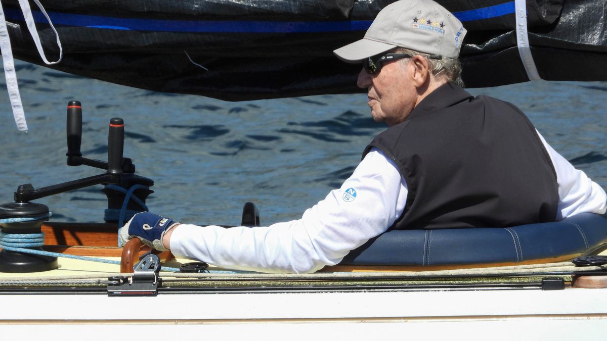 El rey Juan Carlos navegando en Sanxenxo