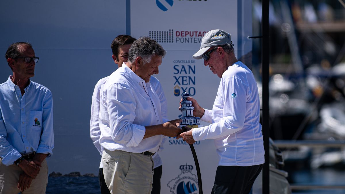 El rey Juan Carlos recibiendo el premio en Sanxenxo