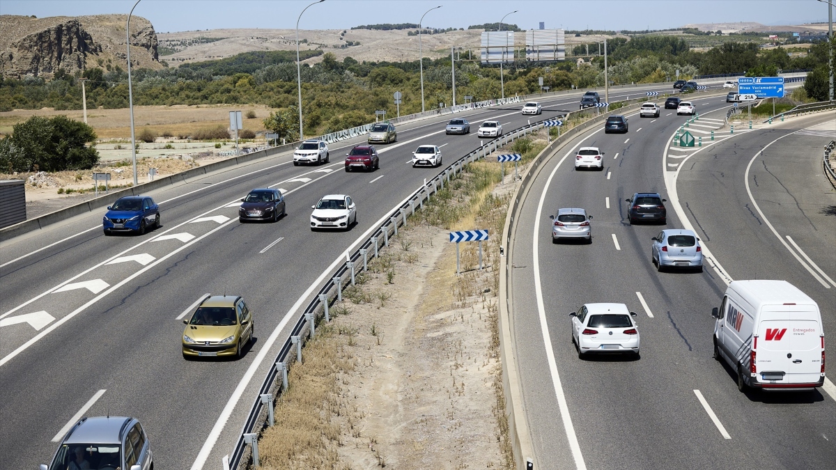 Circulación de vehículos fluida en la autovía A-3, a 30 de julio de 2023, en Madrid (España).