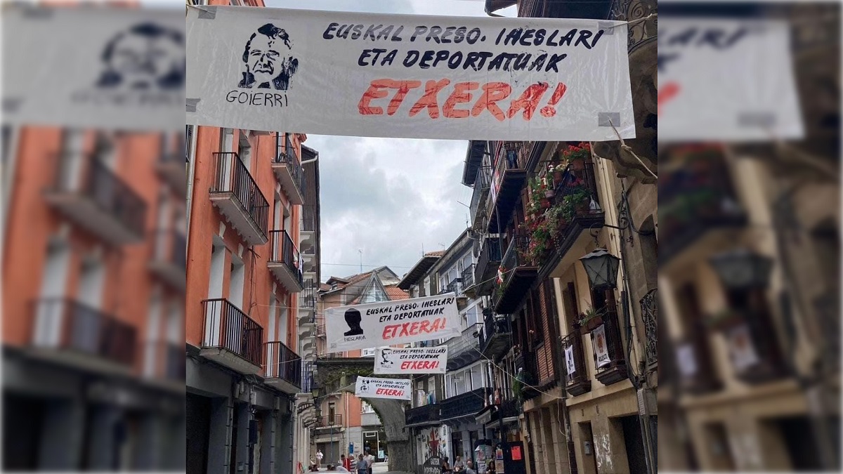 Carteles a favor de presos de ETA en las calles de Rentería (Guipúzcoa)