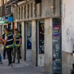 Agentes de policía en la plaza de Tirso de Molina tras el asesinato de Concha