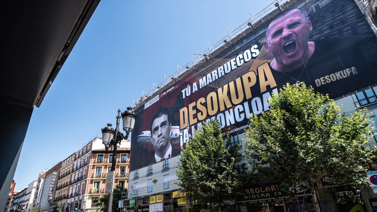 Lona desplegada por Desokupa en el centro de Madrid