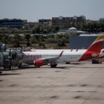 Dos aviones de Iberia en la pista de la terminal T4 del Aeropuerto Adolfo Suárez Madrid-Barajas