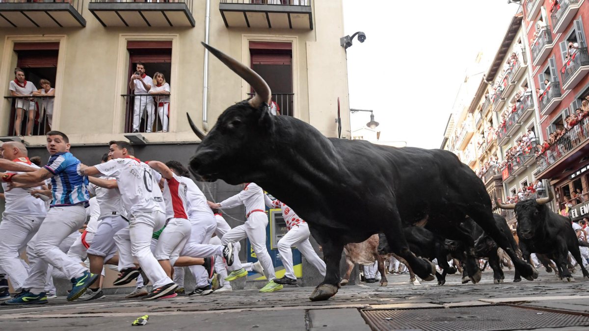 Sexto encierro de San Fermín 2023: bonitas y rápidas carreras gracias a los toros extremeños de Jandilla
