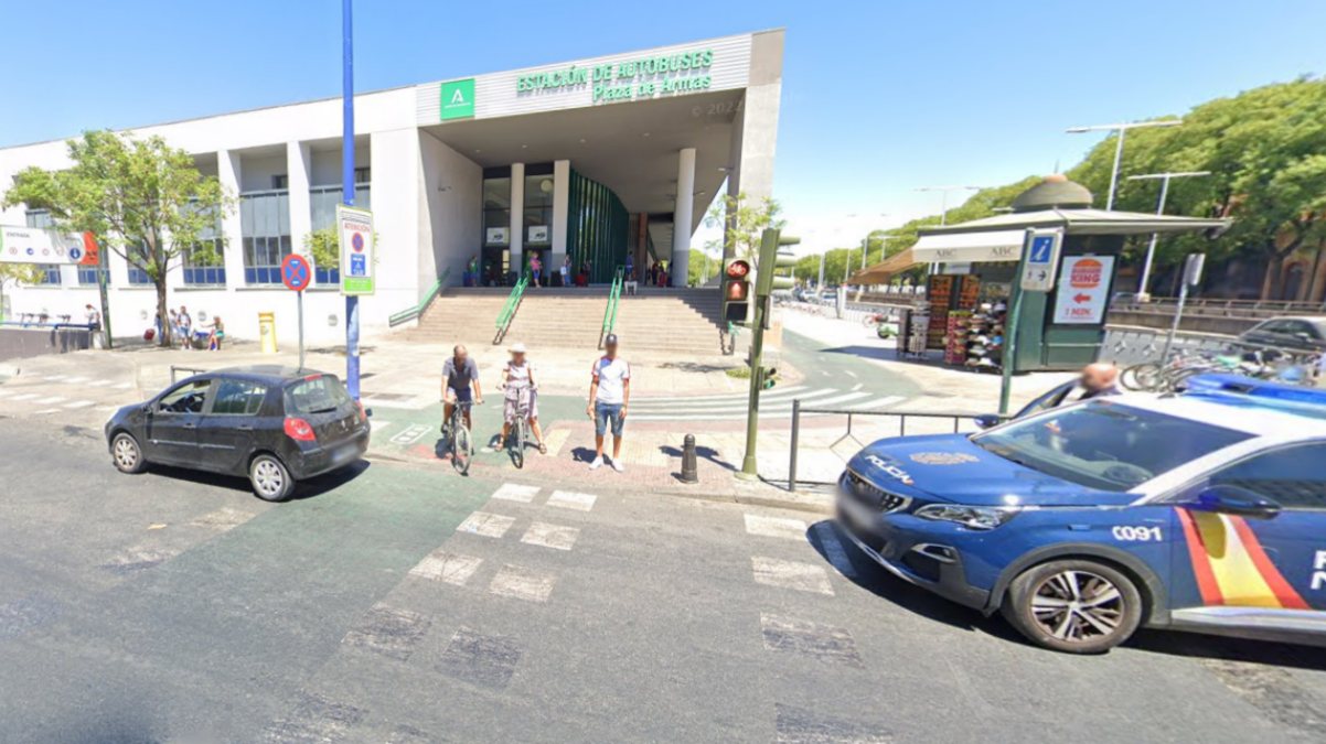 Encuentran el cadáver de un hombre en la puerta de una estación de autobuses en Sevilla