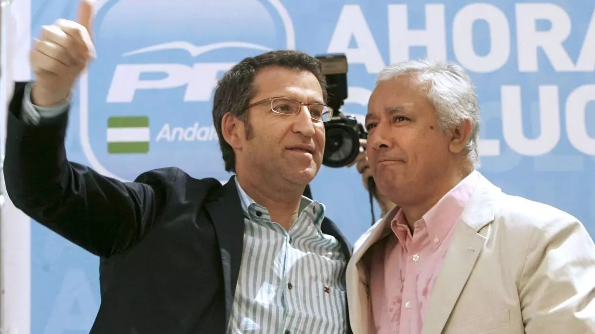 "A Feijóo se le puso cara de Arenas". Cargos del PP ven en el 23-J los errores del 'padrino' de Juanma Moreno en 2012