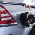 Hasta 15 litros más de gasolina: el truco para estirar el depósito del coche