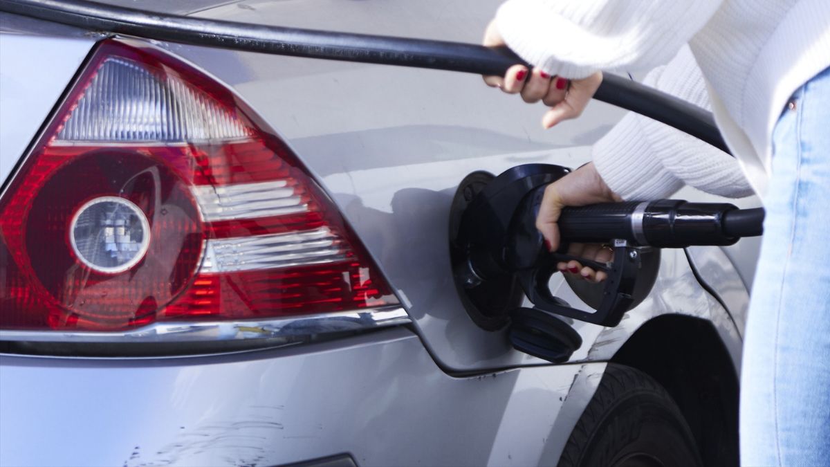 Hasta 15 litros más de gasolina: el truco para estirar el depósito del coche