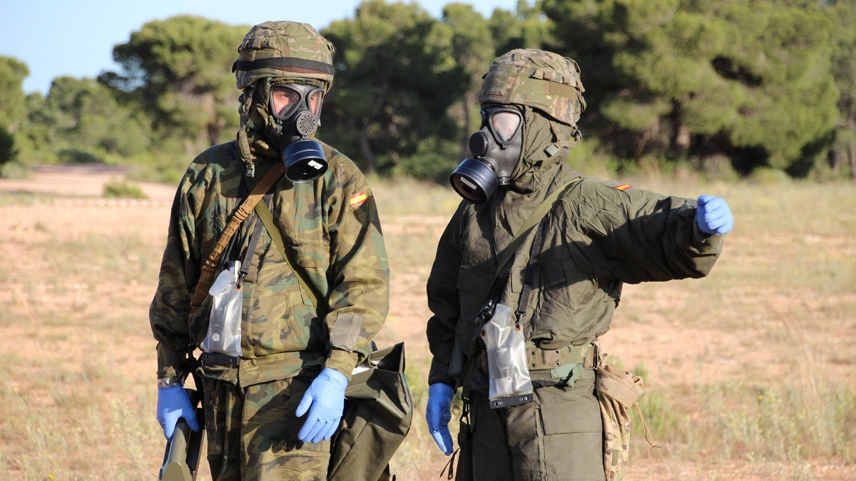 Dos militares españoles ensayan la defensa NRBQ