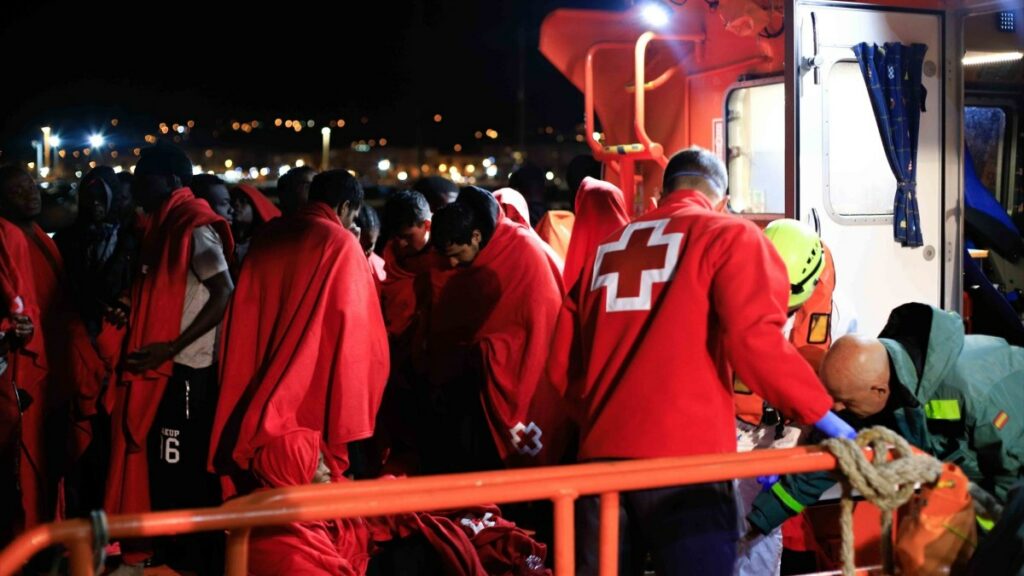 Varios inmigrantes llegan a una playa de Melilla e incendian su patera para eliminar pruebas