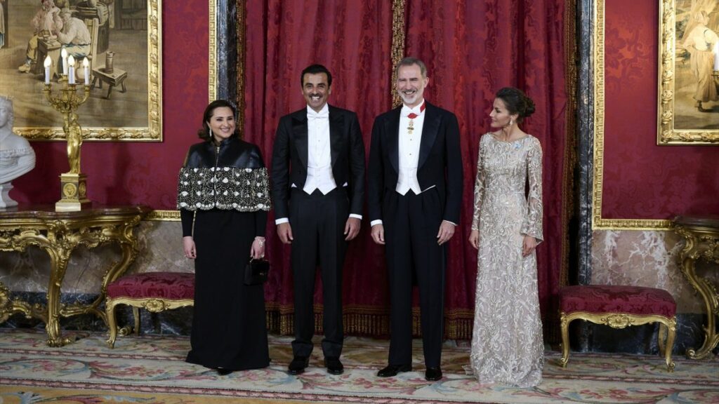 Los Reyes junto al emir y la jequesa de Qatar, donde se ven las joyas como regalo