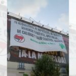 Activistas antidesahucio boicotean la lona de Desokupa desplegada en el centro de Madrid