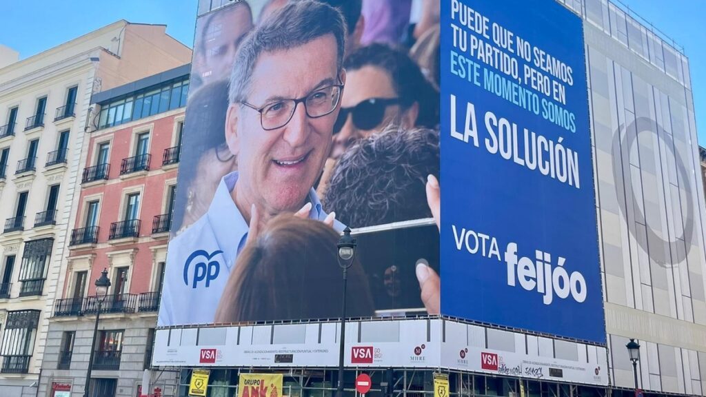 El PP cuelga una lona en Madrid apelando al voto útil a Feijóo: 
