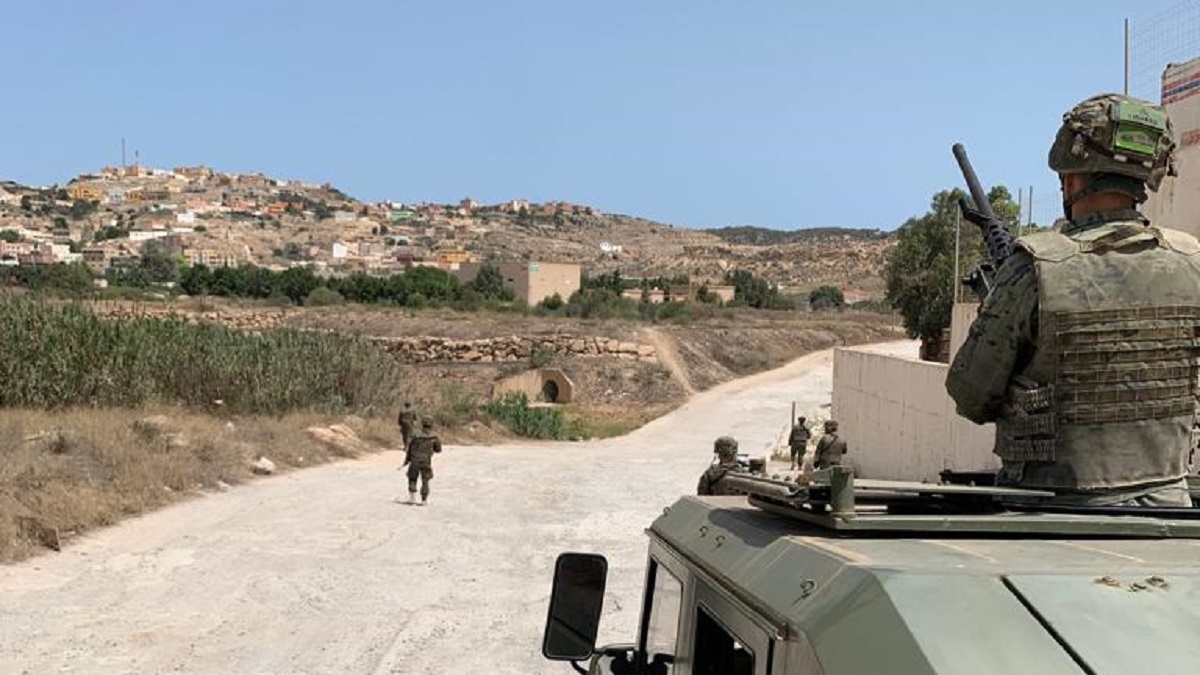 Miembros del Ejército realizan prácticas de control de zona en Melilla, cerca de la frontera con Marruecos