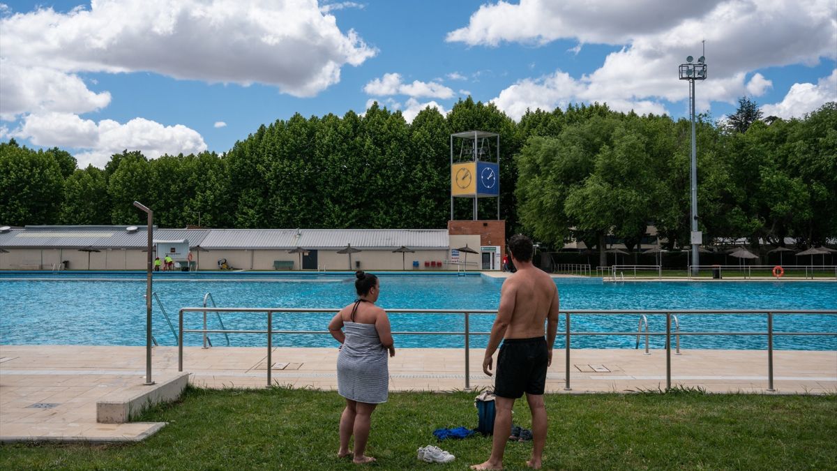 La razón que impide que puedas pasar un día completo en las piscinas de Madrid