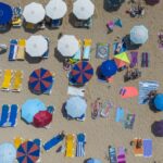 Numerosas personas disfrutan de un día de playa en la Costa Brava