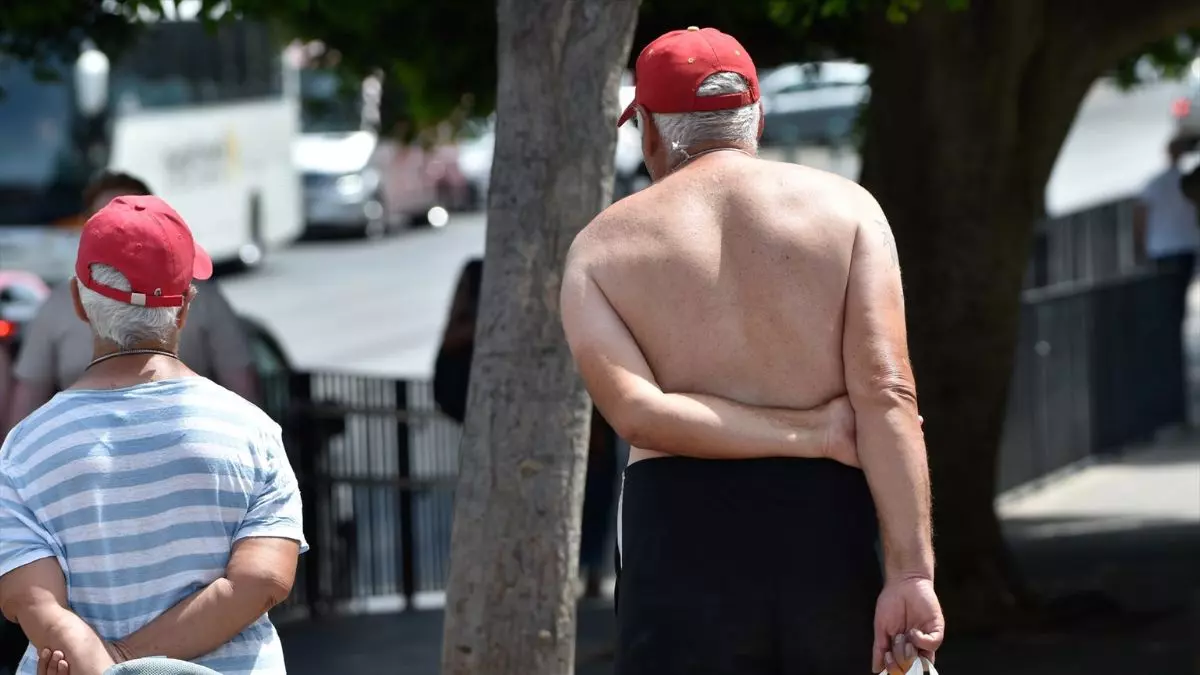 Multa de la Policía Local por ir sin camiseta por la calle: la sanción a la que te enfrentas