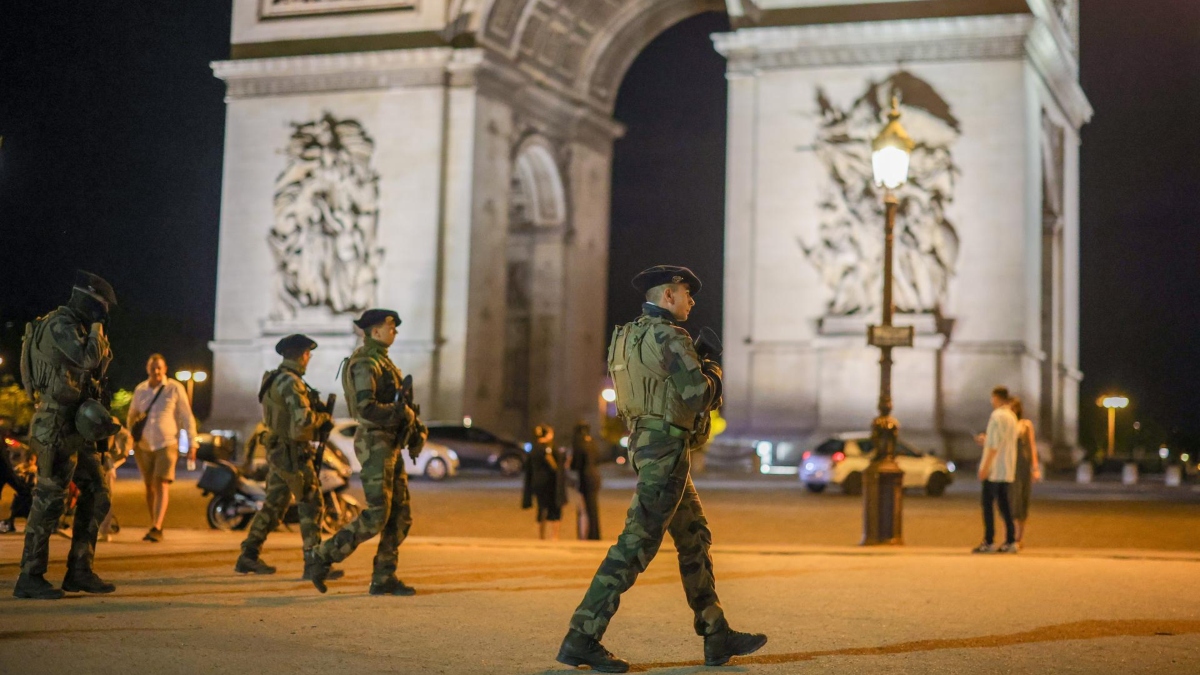 Soldados franceses en el Arco del Triunfo de París
