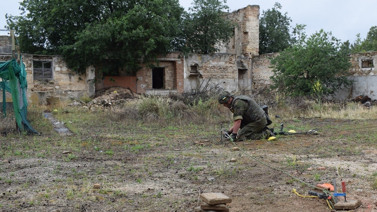 Ejercicio de un soldado ucraniano en Toledo, centrado en desactivación de explosivos