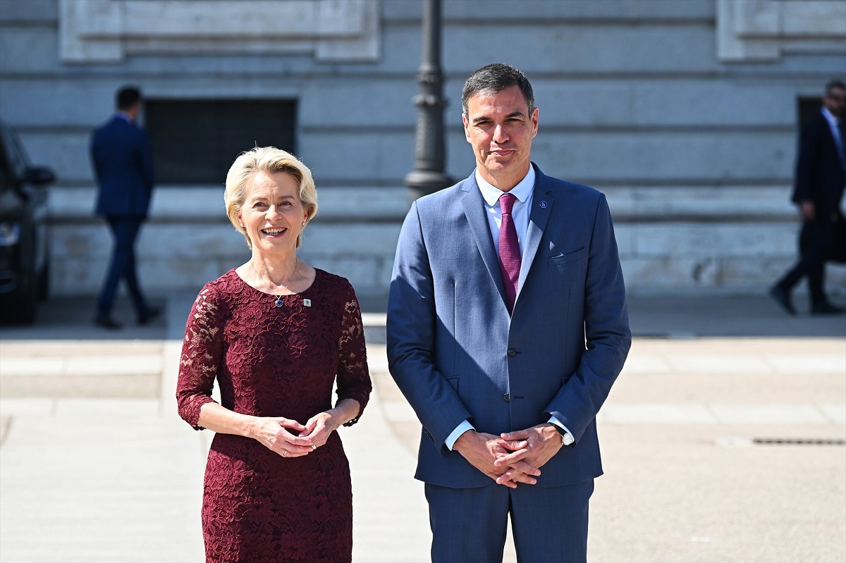 La presidenta de la Comisión Europea, Ursula von der Leyen, y el presidente del Gobierno en funciones, Pedro Sánchez.