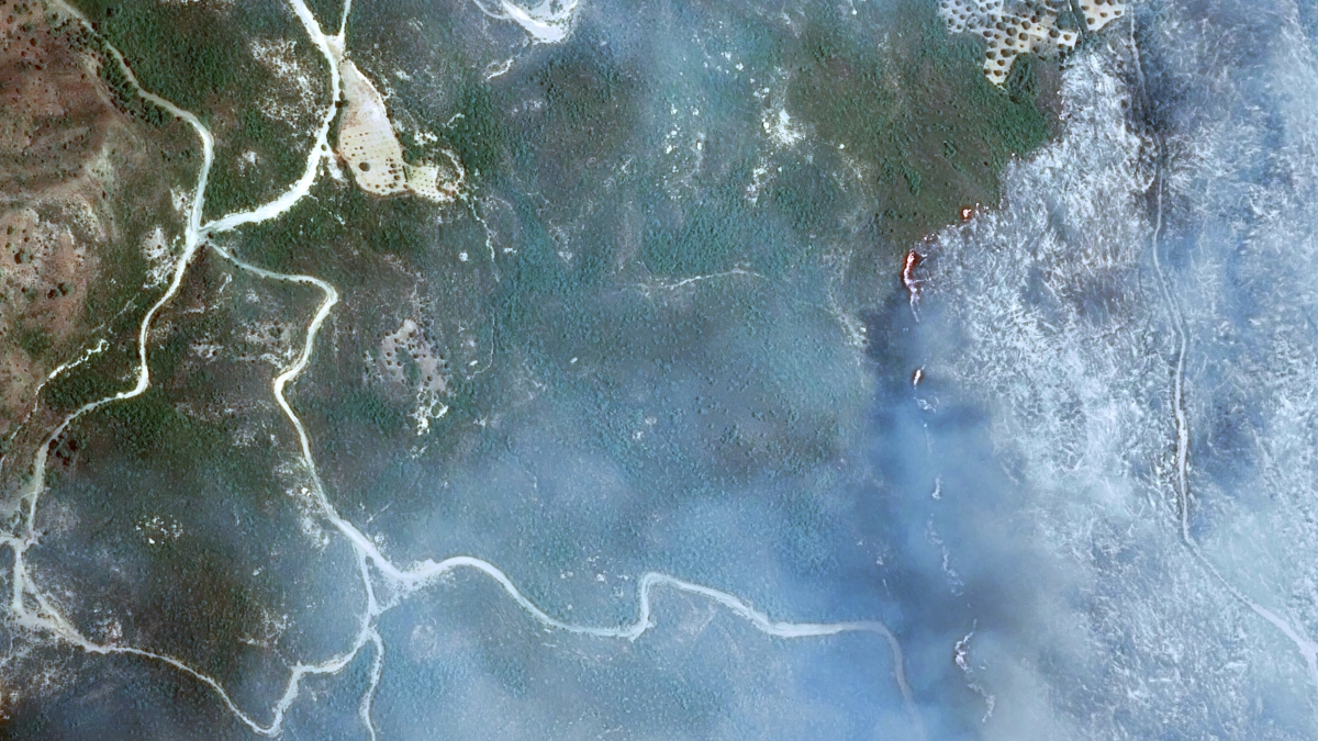 Así están devorando las llamas Grecia: las imágenes vistas desde satélite