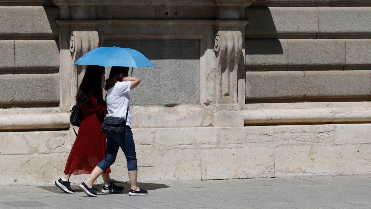 Dos mujeres se protegen del sol en Madrid