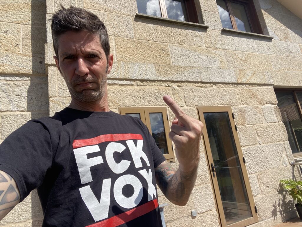 David Romero, pareja de Macarena Olona, con una camiseta contra Vox