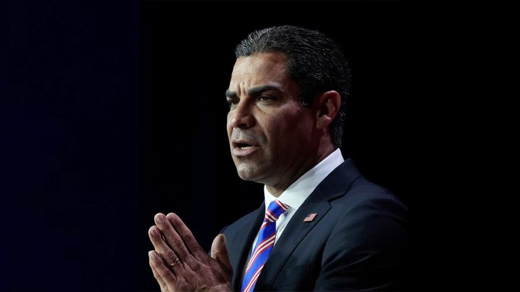 El alcalde de Miami retira su candidatura a las primarias republicanas en EEUU