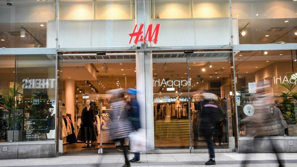 H&M da cupón de 5 euros por bolsa de ropa usada.