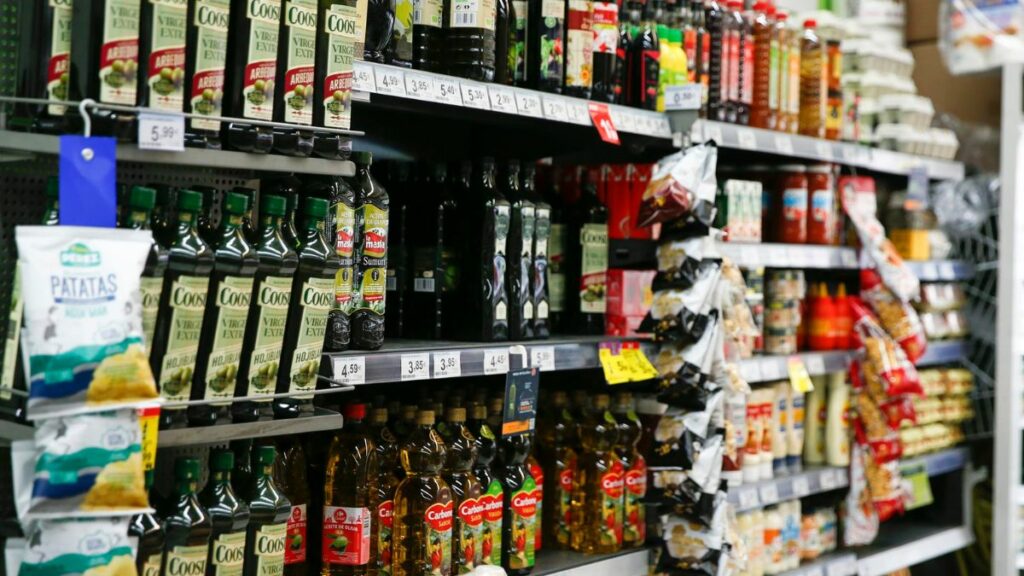 El aceite de oliva ya no es rentable ni en los supermercados: el menor beneficio entre origen y destino