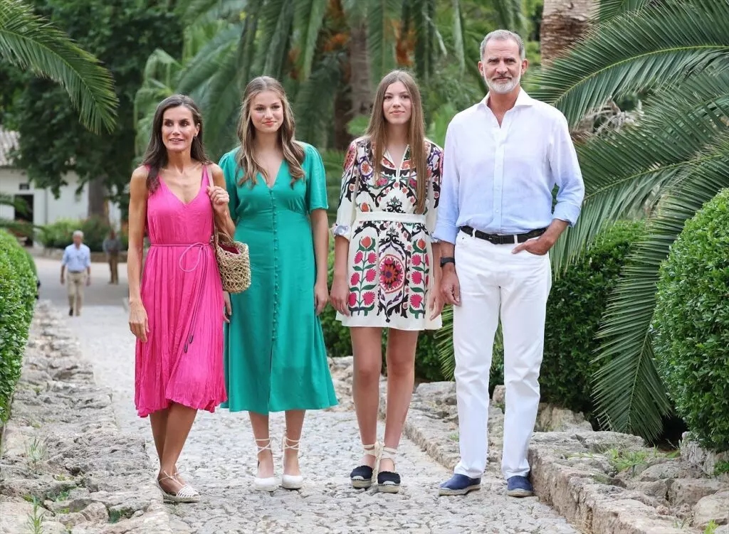 El rey Felipe IV, la reina Letizia, la princesa Leonor y la infanta Sofía hacen el tradicional posado en Palma de Mallorca en los Jardines de Alfabia