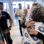 Familiares reciben a una de los turistas atrapados en Etiopía al aeropuerto Adolfo Suárez Madrid-Barajas