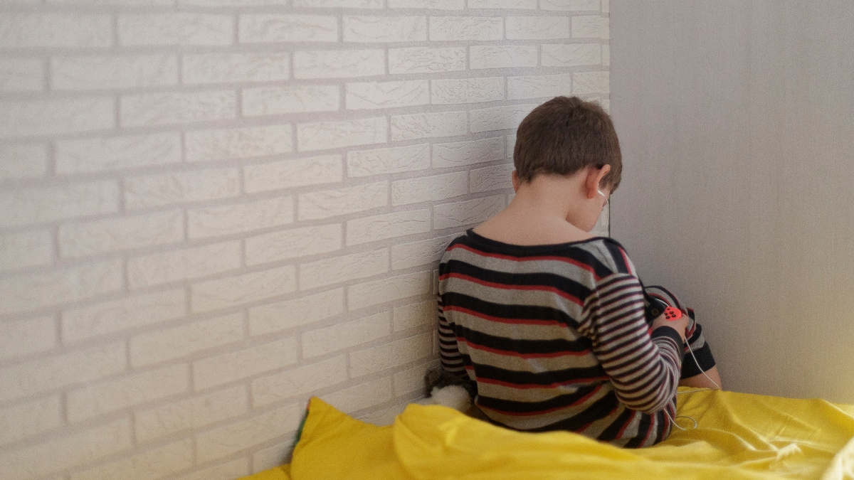 Un niño de 8 años juega y habla con sus amigos a través de una videoconsola