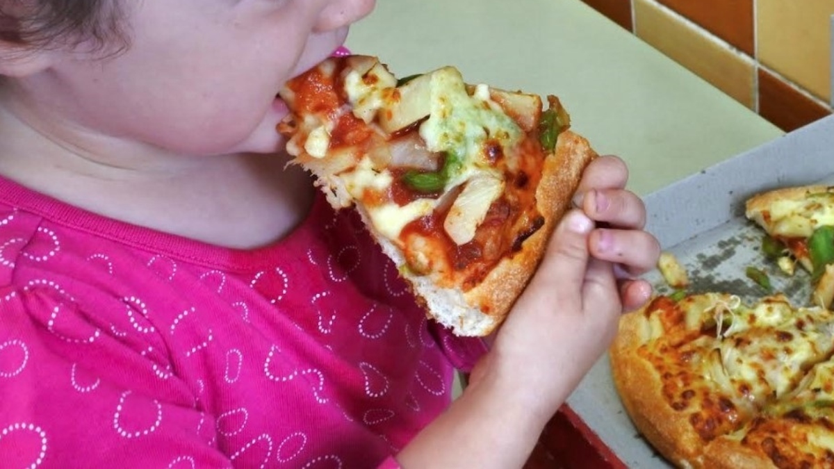 Imagen de archivo de un niño comiendo