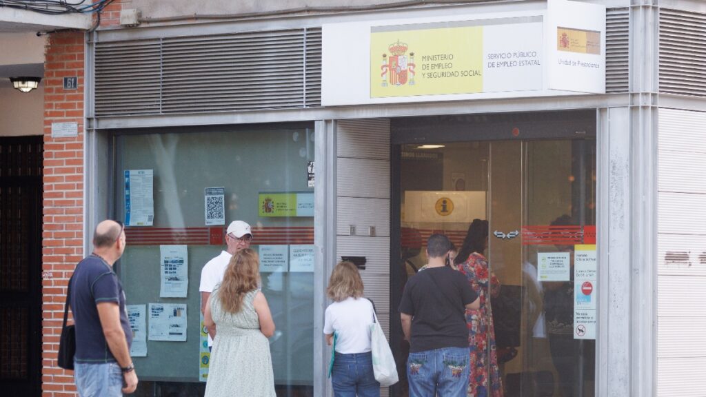 Varias personas frente a una oficina del SEPE en Móstoles