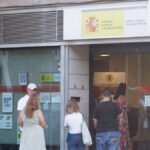 Varias personas frente a una oficina del SEPE en Móstoles