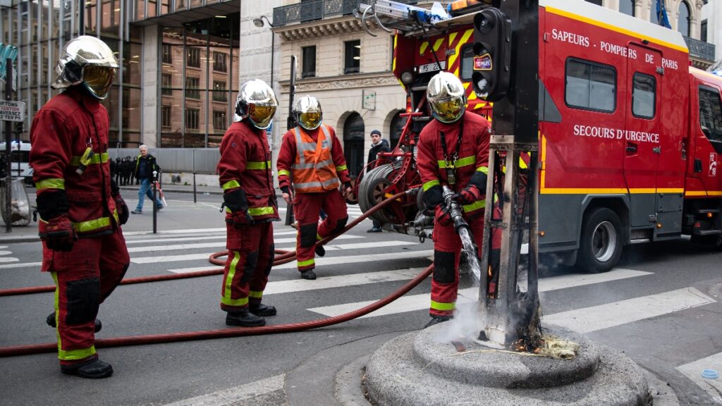Tres muertos y múltiples heridos en el incendio de un edificio de viviendas cerca de París