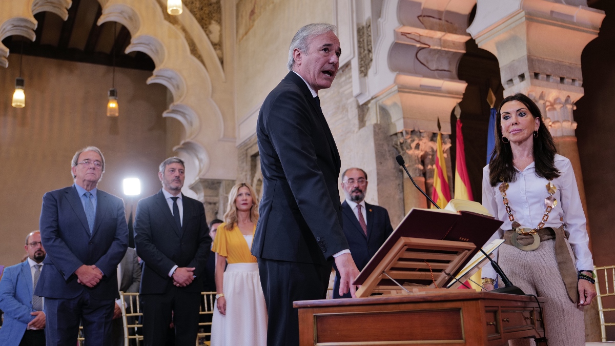 El nuevo presidente de Aragón, Jorge Azcón, toma posesión de su cargo