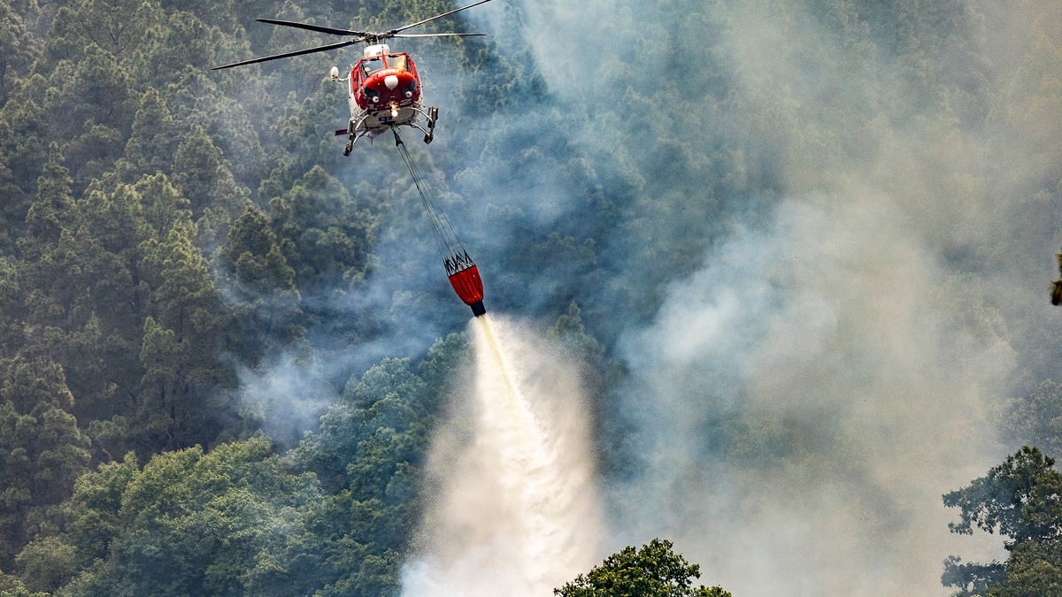 Un hidroavión trabaja en la extinción del incendio forestal
