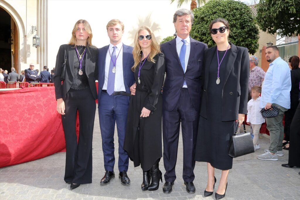 Genoveva Casanova, con sus hijos Luis y Amina, su exmarido Cayetano Martinez de Irujo y su novia Barbara Mirjan en Sevilla, en la Semana Santa de 2023
