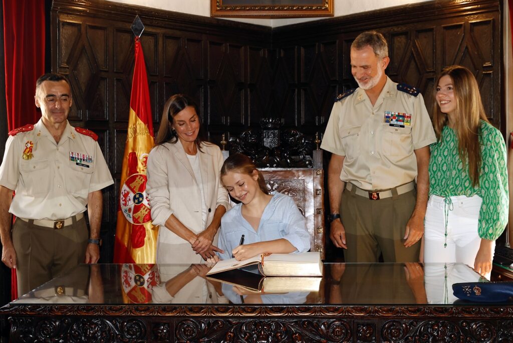 La princesa Leonor firma en el libro de honor de la Academia General Militar ante la mirada de los reyes Felipe y Letizia y su hermana Sofía