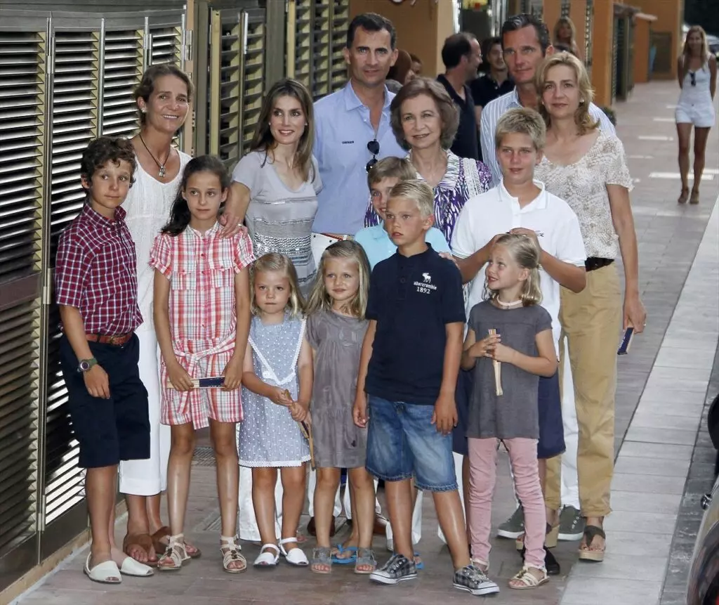 La reina Sofía, los reyes Felipe y Letizia, la infanta Cristina, Iñaki Urdangarin, la infanta Cristina, la infanta Elena y sus respectivos hijos en Palma de Mallorca en 2011